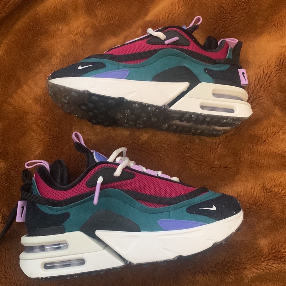 WOMENS SIZE 6 NIKE